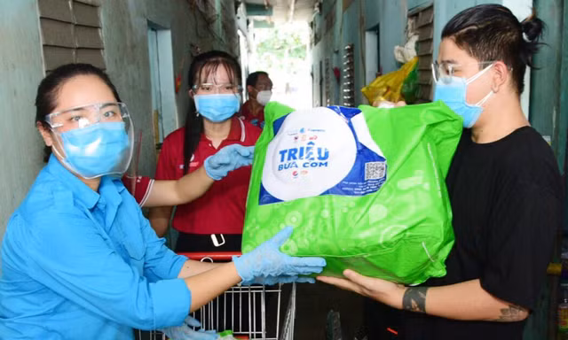 ‘Triệu bữa cơm 2021’ đến với các tỉnh thành bị ảnh hưởng bởi COVID-19