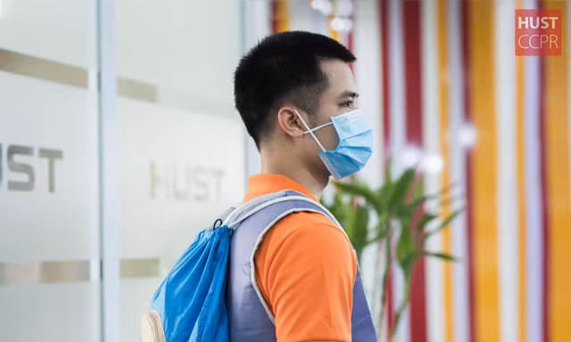 Sinh viên Bách khoa hoàn thiện 'áo làm mát' hỗ trợ y bác sĩ