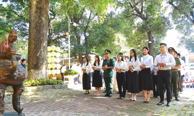 100 Thủ khoa 2024 báo công tại Hoàng thành: Tôn vinh tài năng trẻ Thủ đô