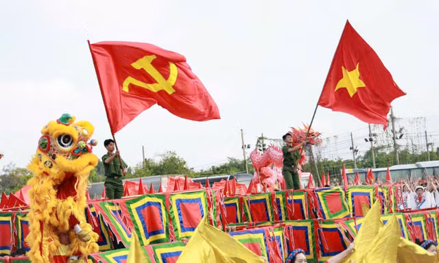 Sinh viên Học viện Cảnh sát nhân dân tưng bừng trong sắc màu trống hội trên phố