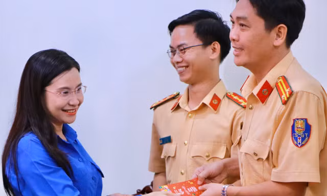 Lãnh đạo T.Ư Đoàn thăm và chúc Tết lực lượng CSGT tỉnh Bình Dương