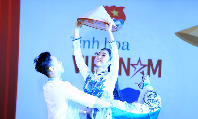 Nữ sinh người Mường giành giải nhất cuộc thi 'Tinh hoa Việt Nam'
