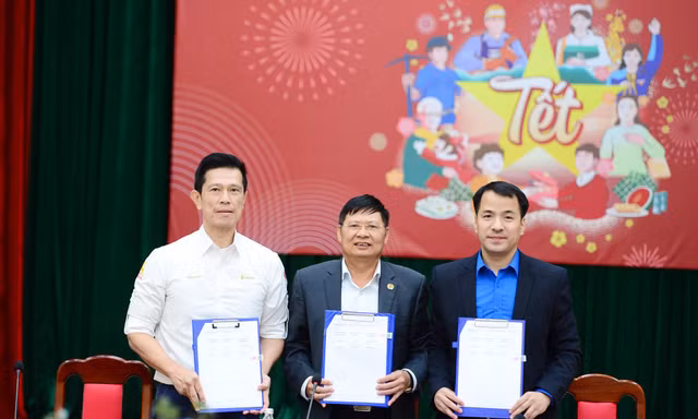 Trao 8.000 phần quà tặng người lao động trẻ để ‘Cùng nhau làm nên Tết’