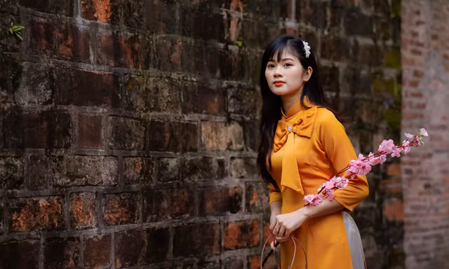 Thiếu nữ Hà thành xuống phố cùng sắc Xuân