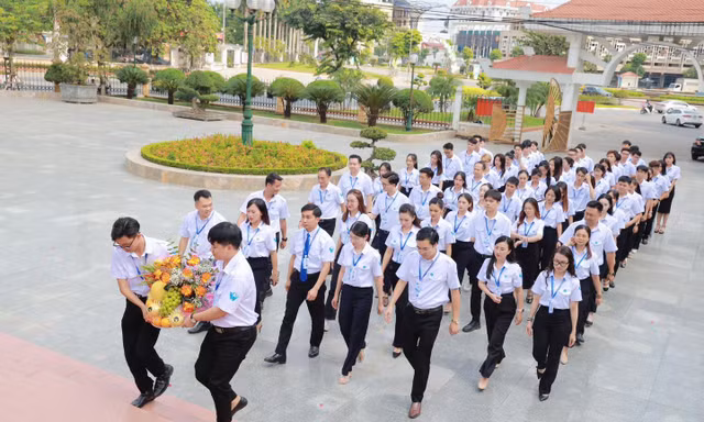 Sinh viên Thái Nguyên dâng hương tưởng nhớ các anh hùng liệt sĩ