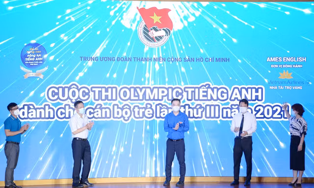 Đại diện lãnh đạo Trung ương Đoàn và các đơn vị liên quan ấn nút khai mạc Cuộc thi.