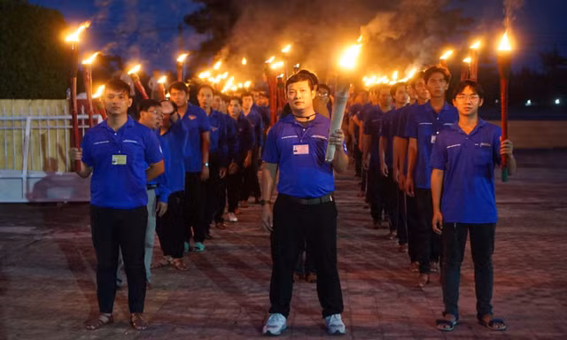 Hàng trăm chiến sĩ 'áo xanh' rước đuốc tri ân các anh hùng liệt sĩ