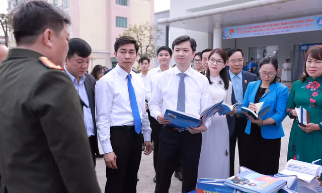 Triển lãm ‘Sinh viên Thái Nguyên với Biển đảo Tổ quốc’