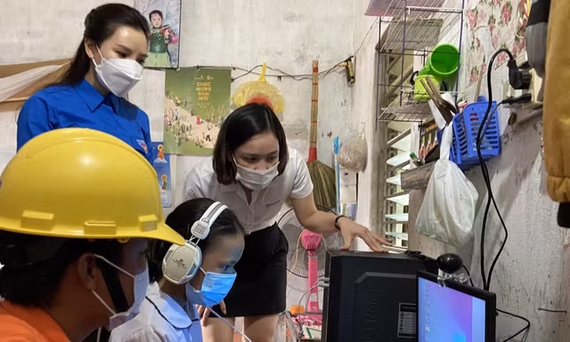 Thợ điện Thủ đô trao 41 thiết bị máy tính cùng em học trực tuyến