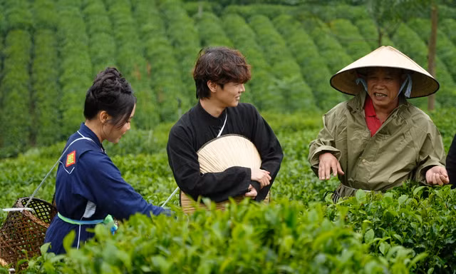 Ca sĩ Thái ngân và Phương Mỹ Chi đốt lửa trại cùng sinh viên xứ trà