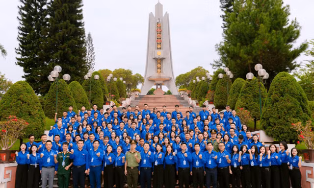 Thanh niên Thái Nguyên dâng hương tưởng nhớ anh hùng liệt sĩ, hướng tới Đại hội Hội LHTN tỉnh
