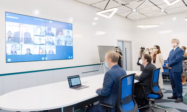 Các vị khách đã đến thăm các phòng học như: Phòng học công nghệ (Innovative Lab), Phòng ghi hình chuyển động (Motion Capture studio), Phòng thực hành dịch vụ nhà hàng (Learning Kitchen), Phòng máy tính (CGDP Lab), Phòng họp (Multipurpose Room) và giảng đường lớn.