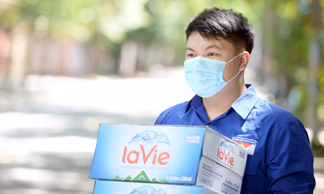 Nam sinh dành tiền dạy thêm mua nước tặng chốt phòng dịch COVID-19
