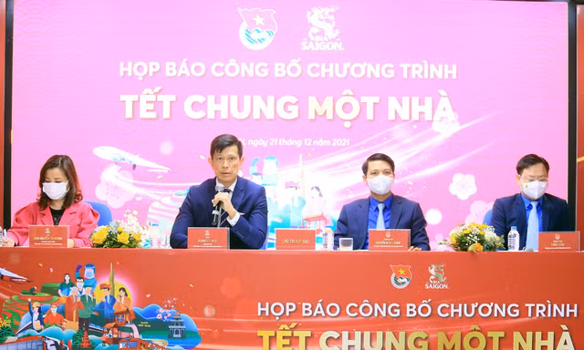 Ban Tổ chức chương trình 'Tết chung một nhà' tại Lễ phát động.