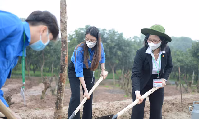 Sinh viên Nông nghiệp hưởng ứng ‘Tết trồng cây’ xuân Nhâm Dần 2022
