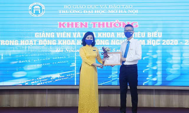 PGS. TS Nguyễn Mai Hương, Bí thư Đảng ủy, Chủ tịch Hội đồng trường trao khen thưởng tới các giảng viên có thành tích trong nghiên cứu khoa học.