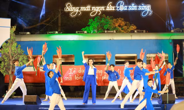 Sống lại kí ức hào hùng của lớp sinh viên, thanh niên ‘Ba Sẵn sàng’