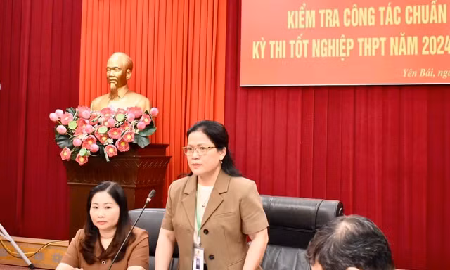 Thứ trưởng Bộ GD - ĐT Nguyễn Thị Kim Chi kiểm tra chuẩn bị thi tốt nghiệp THPT tại Yên Bái