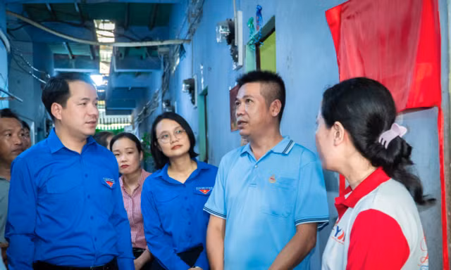 Đưa Tết đến với thanh niên công nhân khó khăn