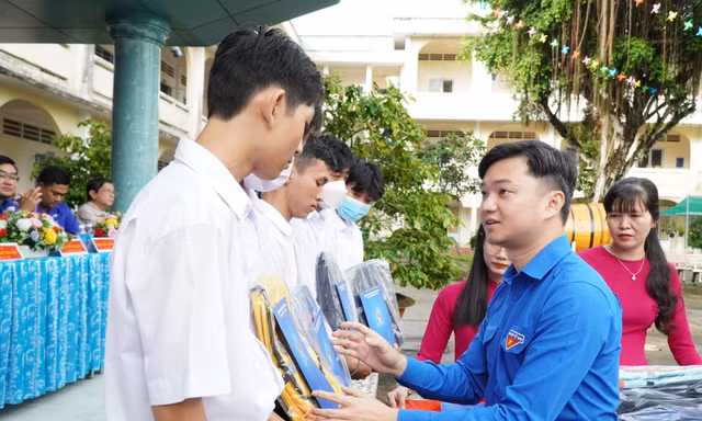 Chủ tịch T.Ư Hội Sinh viên Việt Nam dự Lễ Khai giảng trường THPT Mang Thít, Vĩnh Long