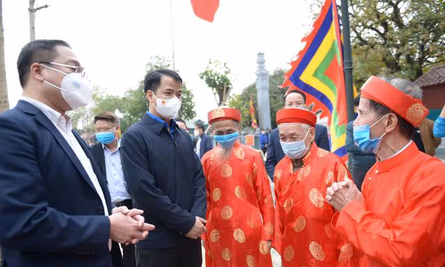 Bí thư T.Ư Đoàn Ngô Văn Cương và Bí thư huyện uỷ Mỹ Đức (Hà Nội) Nguyễn Ngọc Việt trao đổi cùng các cụ bô lão tại suối Yến (chùa Hương). Ảnh: DƯƠNG TRIỀU