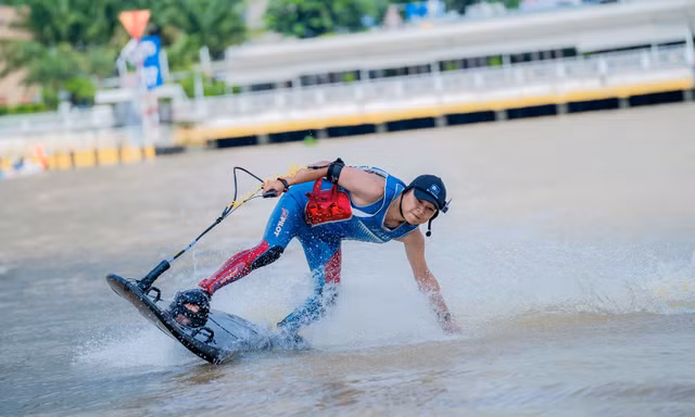 'Bay' trên mặt nước: Mạo hiểm nhưng không liều lĩnh