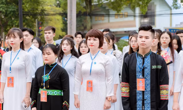 Sinh viên Lạng Sơn dâng hương tại tượng đài Chủ tịch Hồ Chí Minh