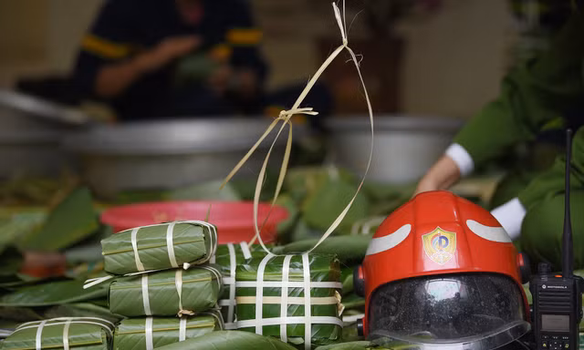 Chiến sĩ Cảnh sát Phòng cháy chữa cháy gói bánh chưng đón Tết