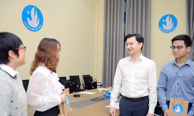 Anh Nguyễn Minh Triết - Bí thư T.Ư Đoàn, Phó Chủ tịch thường trực T.Ư Hội Sinh viên Việt Nam trao đổi với Ban thư kí Hội Sinh viên Việt Nam tại Thái Lan. Ảnh: DƯƠNG TRIỀU