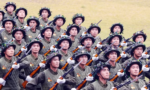 Clip: Người dân chiêm ngưỡng Lễ diễu binh Kỷ niệm 70 năm Chiến thắng Điện Biên Phủ