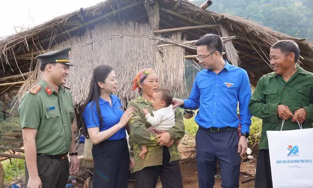 Tuổi trẻ Công an với các hoạt động hướng về biên giới Việt Nam - Lào
