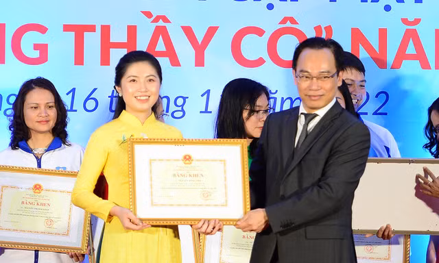 Bộ GD - ĐT gặp mặt 68 thầy, cô giáo trong chương trình 'Chia sẻ cùng thầy cô 2022'