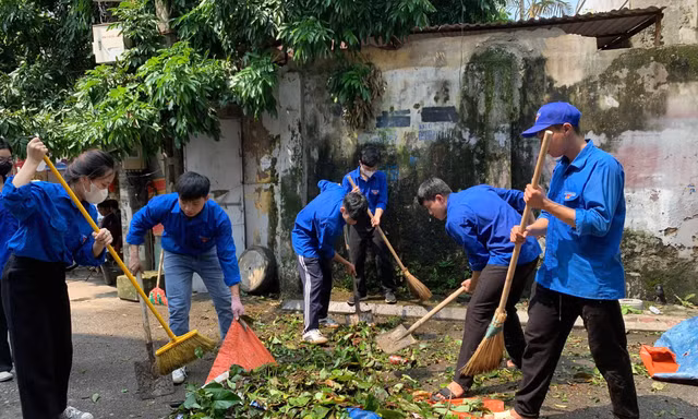 Sinh viên sư phạm tích cực tham gia hỗ trợ hậu quả cơn bão YAGI