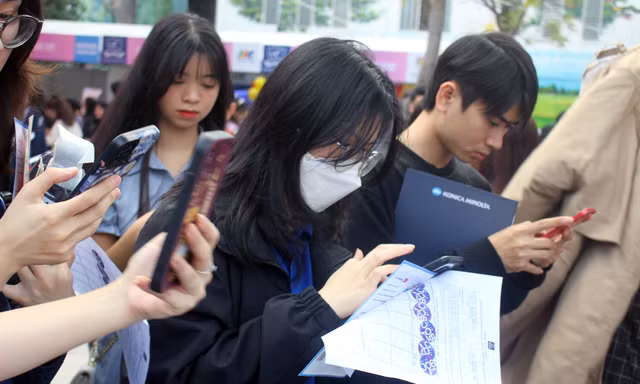 Nhiều cơ hội việc làm cho cử nhân, sinh viên ULIS