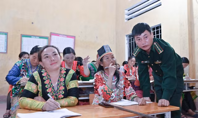‘Thầy giáo quân hàm xanh’ mang ánh sáng tri thức đến vùng biên viễn Mường Lát