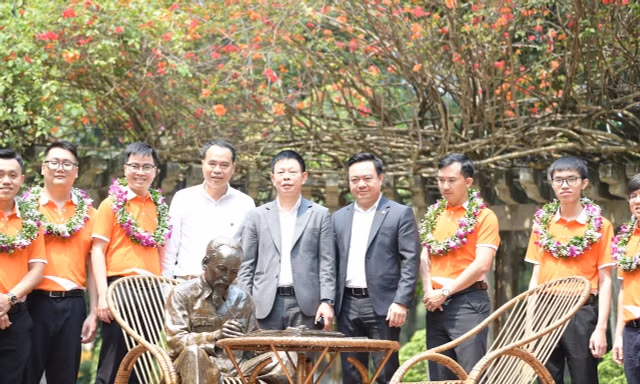 Dâng hương tưởng niệm các anh hùng liệt sĩ và thăm Khu di tích Chủ tịch Hồ Chí Minh