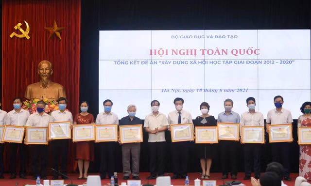 Bộ trưởng Nguyễn Kim Sơn trao bằng khen của Bộ trưởng Bộ GD - ĐT cho các tập thể, cá nhân có thành tích xuất sắc trong công tác triển khai thực hiện Đề án “Xây dựng xã hội học tập giai đoạn 2012 - 2020".
