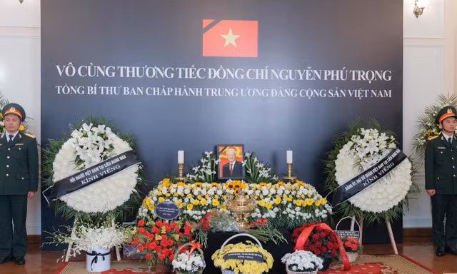 Cộng đồng sinh viên Việt Nam ở nước ngoài viếng Tổng Bí thư Nguyễn Phú Trọng