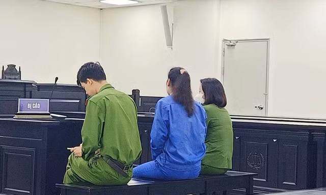 Tuyên án người phụ nữ vào trụ sở công an quận gây rối, đánh cảnh sát