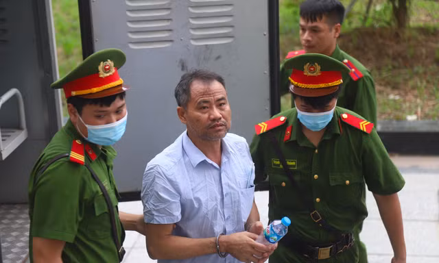 Clip dẫn giải các bị cáo vụ thổi giá cây xanh ở Hà Nội