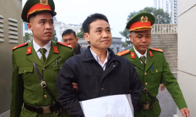 Cảnh sát dẫn giải nhóm bị cáo vụ án chuyến bay giải cứu giai đoạn 2 đến tòa