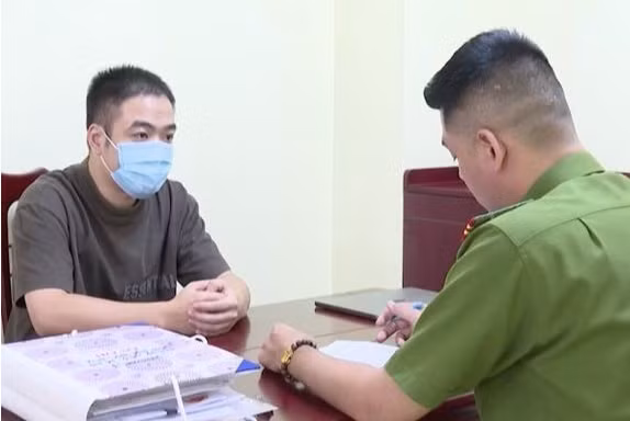 Hai thanh niên vướng lao lý vì chiếu phim lậu thu 400.000 USD quảng cáo