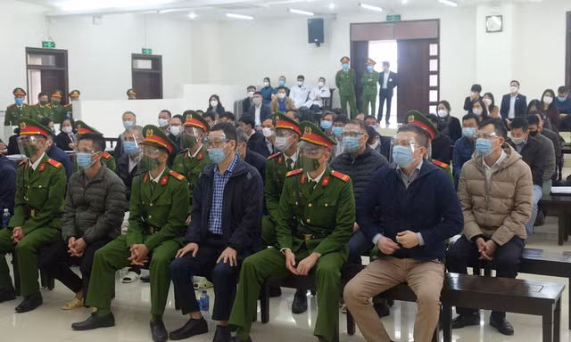 Nhóm bị cáo tại phiên tòa sơ thẩm.
