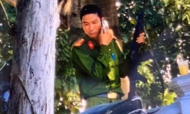 Xử lý thế nào người mặc đồng phục công an nổ súng cướp tiệm vàng ném cho người dân?