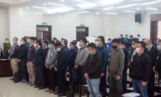 Nhóm bị cáo tại tòa.