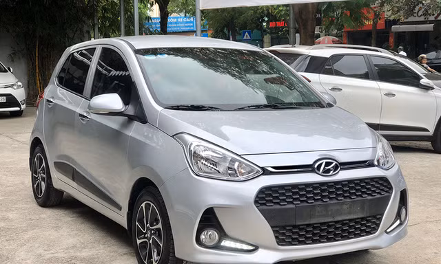 Cộng tác viên môi giới mua bán ô tô giả chữ ký chủ xe, lừa tiền của khách 