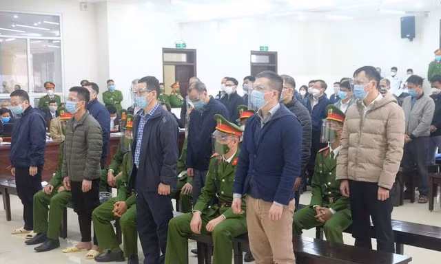 Nhóm bị cáo trong vụ án.