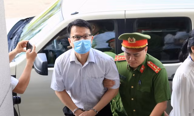 Cựu Đại sứ, Tổng lãnh sự quán khai về việc ‘làm giá’ với hàng nghìn du học sinh và tù nhân