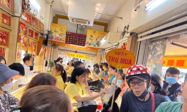 Giá vàng liên tục lên đỉnh, người dân mang vàng tích trữ 10 năm đi bán