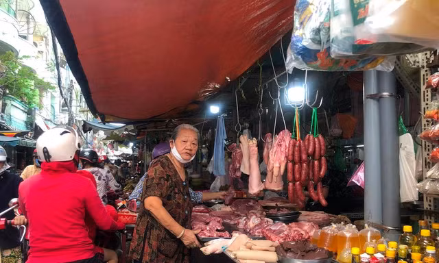Không chỉ bà nội trợ mà tiểu thương cũng lo lắng khi nhiều mặt hàng nhảy giá
